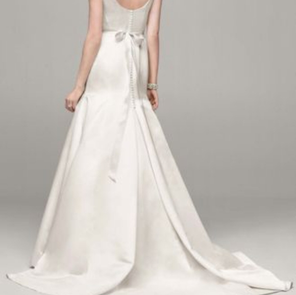 Size 4 ivory Satin trumpet wedding dresses with godet pleats, like new condition - Picture 9 of 16